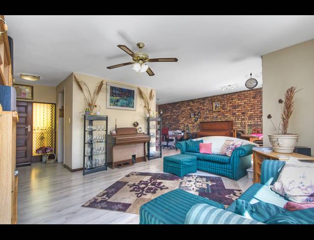 3 BEDROOM HOUSE FOR SALE IN LONEHILL